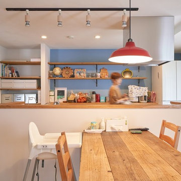 広々オープンキッチンの明るいマンションリノベーション