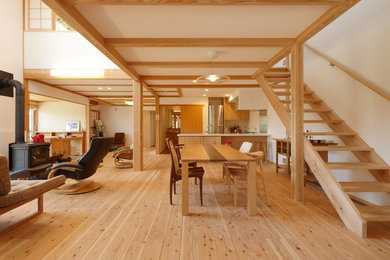 Imagen de comedor de estilo zen abierto con paredes blancas, suelo de madera en tonos medios y suelo marrón