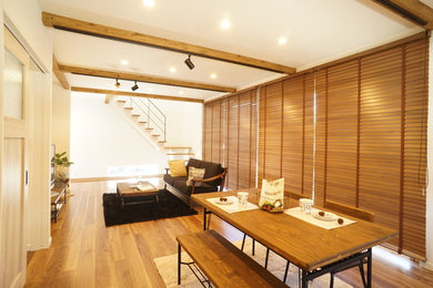 Foto de comedor retro abierto con paredes blancas, suelo de madera en tonos medios y suelo marrón