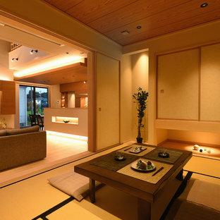 Idee per una sala da pranzo etnica chiusa con pareti beige, pavimento in tatami e pavimento beige