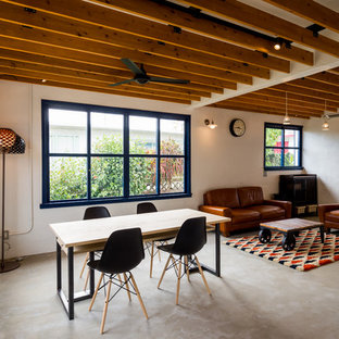 Modelo de comedor casetón, de estilo americano, abierto, sin chimenea, con paredes blancas, suelo de cemento y suelo gris