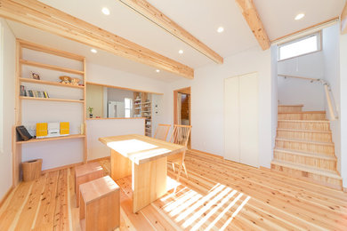 神戸にあるカントリー風のおしゃれなLDK (白い壁、淡色無垢フローリング、ベージュの床) の写真