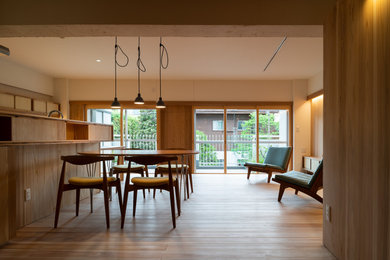 Inspiration for a classic dining room in Tokyo with medium hardwood flooring.