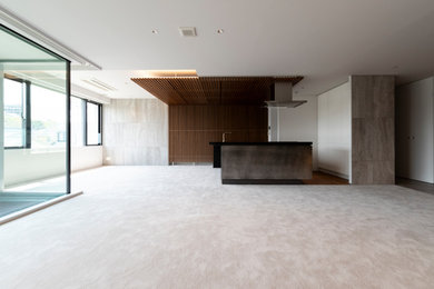 Imagen de comedor moderno de tamaño medio abierto con paredes grises, moqueta y suelo blanco