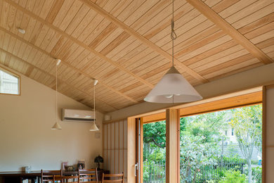 Foto de comedor abierto con paredes blancas, suelo de madera clara y suelo beige