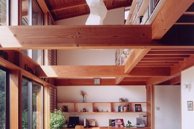 Foto de comedor de estilo zen de tamaño medio abierto con paredes blancas, suelo de madera clara y suelo blanco
