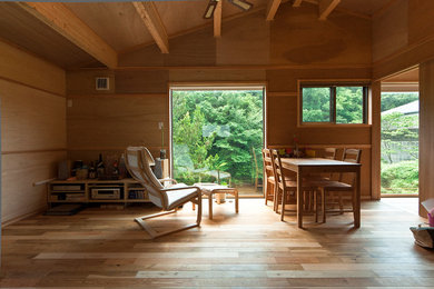 Foto di una sala da pranzo contemporanea con pareti marroni, pavimento in legno massello medio e pavimento marrone