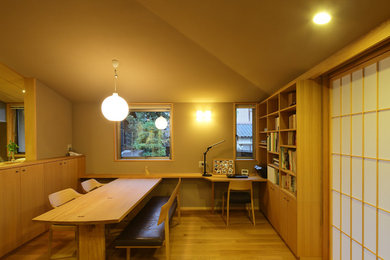 На фото: гостиная-столовая в восточном стиле с бежевыми стенами и светлым паркетным полом