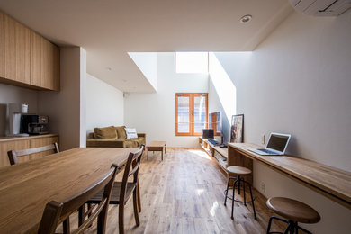 Foto de comedor campestre abierto con paredes blancas, suelo de madera en tonos medios y suelo marrón