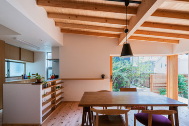 Foto de comedor minimalista grande abierto sin chimenea con paredes blancas, suelo de madera en tonos medios y suelo marrón