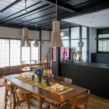 鎌倉のセカンドハウス　背景になるまっ黒いキッチン