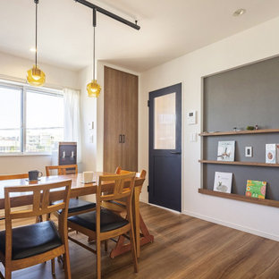 Cette image montre une salle à manger ouverte sur le salon urbaine de taille moyenne avec un mur blanc, un sol en bois brun, un sol marron, un plafond en papier peint et du papier peint.