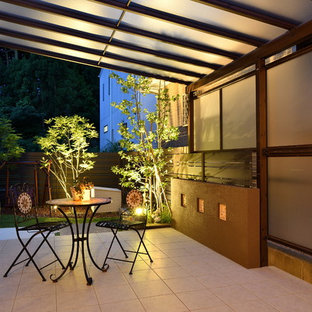 Foto di un patio o portico etnico in cortile con un parasole