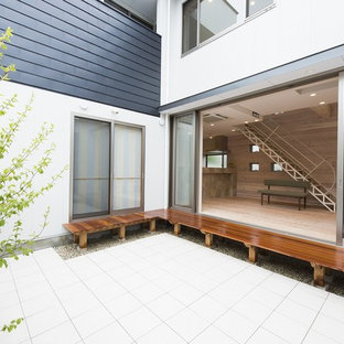 Ispirazione per un patio o portico etnico in cortile con piastrelle e un gazebo o capanno