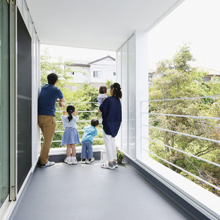 Idee per un piccolo patio o portico scandinavo nel cortile laterale con pavimentazioni in cemento e un tetto a sbalzo