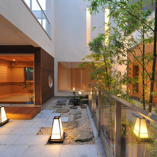 Immagine di un patio o portico etnico di medie dimensioni e in cortile con piastrelle e nessuna copertura