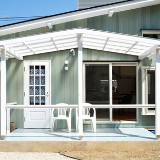 Idee per un patio o portico scandinavo di medie dimensioni e davanti casa con pavimentazioni in cemento e un tetto a sbalzo