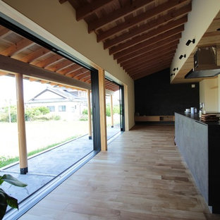Idee per un grande patio o portico etnico