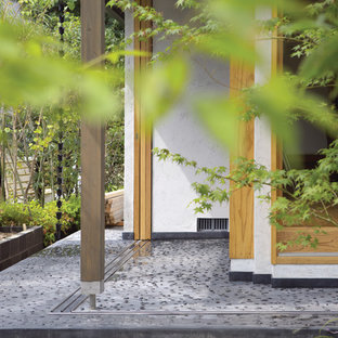 Esempio di un patio o portico etnico nel cortile laterale con ghiaia