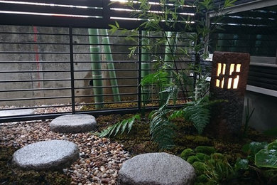 大阪にある小さな和風のおしゃれな中庭のテラス (砂利舗装) の写真