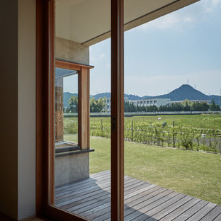 Idee per un patio o portico etnico di medie dimensioni e davanti casa con pedane e un tetto a sbalzo