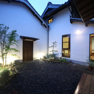 Foto di un grande patio o portico etnico in cortile con ghiaia e nessuna copertura
