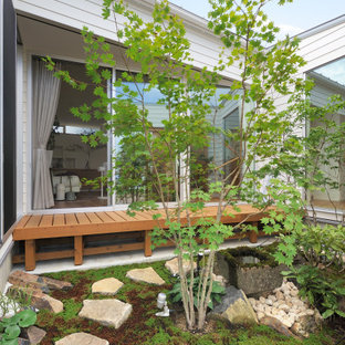 Esempio di un patio o portico etnico in cortile con pavimentazioni in pietra naturale e nessuna copertura