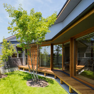 Idee per un patio o portico scandinavo di medie dimensioni e nel cortile laterale con pedane
