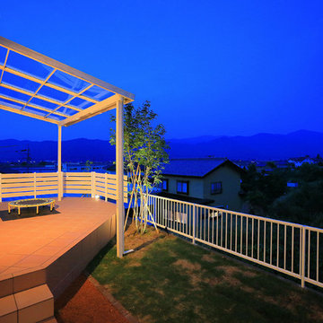 高台のテラスから月を眺める。 アロウズ ガーデン デザイン 長野県Ｙ様邸