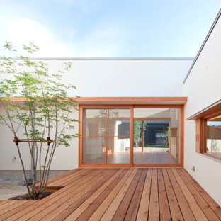 Idee per un patio o portico nordico in cortile con pedane e nessuna copertura
