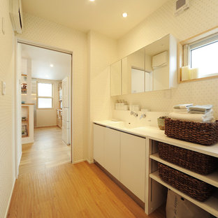 Immagine di un bagno di servizio country con top bianco