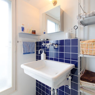Esempio di un piccolo bagno di servizio industriale con nessun'anta, ante bianche, piastrelle blu, piastrelle di vetro, pareti bianche e lavabo sospeso