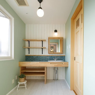 Foto di un bagno di servizio nordico con nessun'anta, pareti blu, pavimento in legno verniciato, lavabo da incasso e pavimento bianco