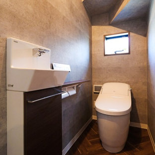 Idée de décoration pour un WC et toilettes urbain avec un mur gris.