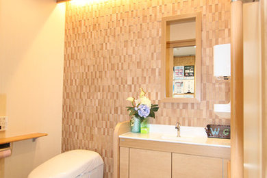 神戸にあるインダストリアルスタイルのおしゃれなトイレ・洗面所の写真