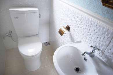 他の地域にあるコンテンポラリースタイルのおしゃれなトイレ・洗面所 (白いタイル、セラミックタイルの床) の写真