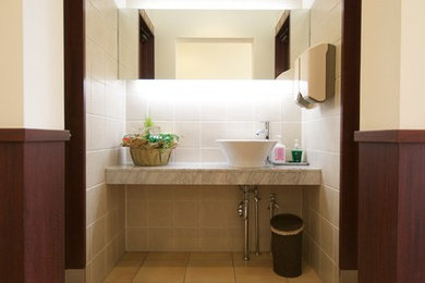 他の地域にある地中海スタイルのおしゃれなトイレ・洗面所 (白いタイル、セラミックタイル、セラミックタイルの床) の写真