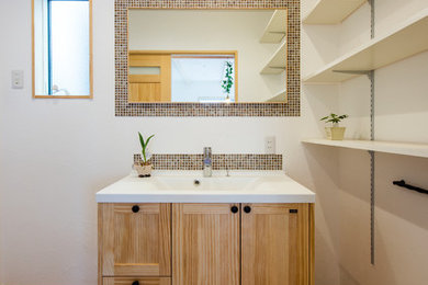 Esempio di un bagno di servizio etnico con piastrelle a mosaico, pavimento in gres porcellanato, lavabo sospeso, pavimento marrone, ante con riquadro incassato, ante in legno scuro e pareti bianche