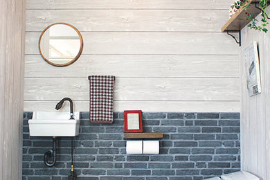 他の地域にある小さなインダストリアルスタイルのおしゃれなトイレ・洗面所 (青い壁、合板フローリング、壁付け型シンク、茶色い床、白い洗面カウンター) の写真
