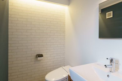 Idee per un bagno di servizio moderno con pareti multicolore, lavabo a bacinella e pavimento multicolore