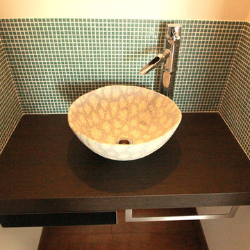 タイルの壁と手洗鉢
