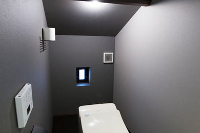 京都にあるモダンスタイルのおしゃれなトイレ・洗面所の写真