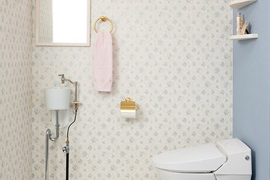 他の地域にある小さな北欧スタイルのおしゃれなトイレ・洗面所 (一体型トイレ	、白い壁、壁付け型シンク、白い床、白い洗面カウンター) の写真