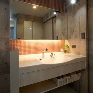 Ispirazione per un bagno di servizio industriale di medie dimensioni con ante in legno bruno, piastrelle rosa, piastrelle di vetro, pareti grigie, pavimento in vinile, lavabo integrato, top in superficie solida, pavimento beige e top bianco