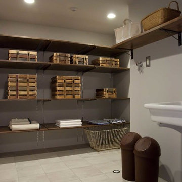 壁・床・家具それぞれの素材を楽しむ、質感の高い空間。