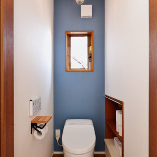 Aménagement d'un WC et toilettes asiatique avec un mur multicolore, un sol en bois peint et un sol marron.