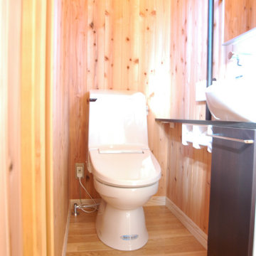 杉板張りのトイレ