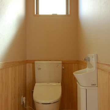 杉板貼のトイレ