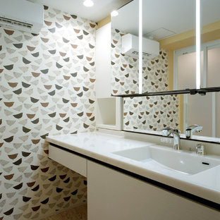 Idée de décoration pour un WC et toilettes minimaliste avec un sol en bois peint, un lavabo intégré et un sol beige.