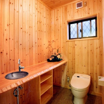 総木材貼りとしたトイレ
